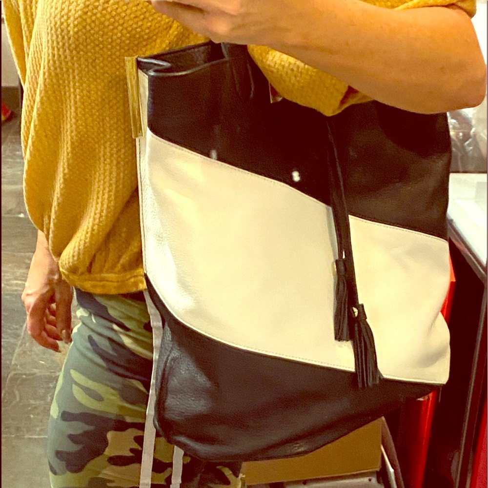 Alice and Olivia Brand New 14x14 New!!